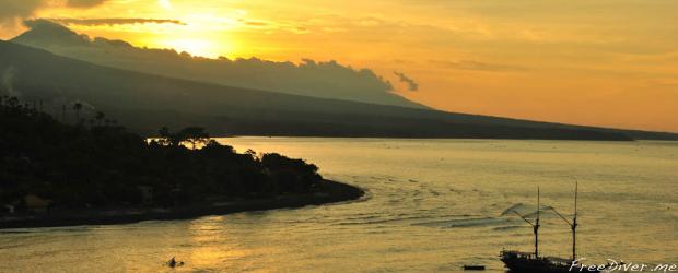 Амед. Закат с видом на вулкан Агунг